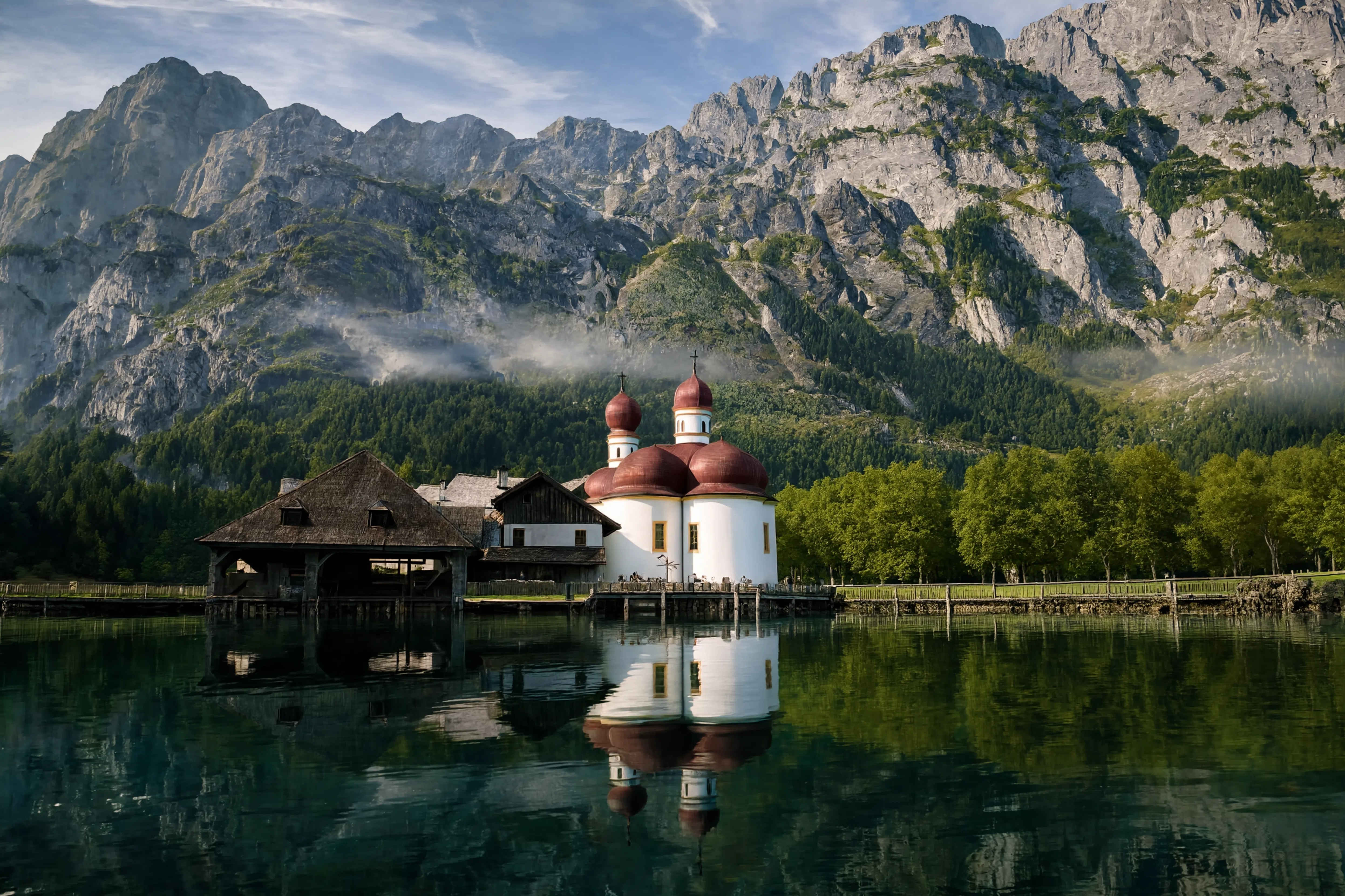 Bayerischer Alpensee mit kristallklarem Wasser und Bergpanorama